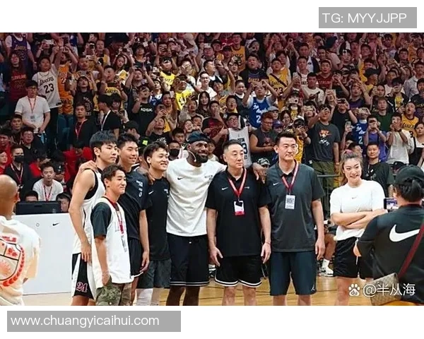 足球与篮球明星同框合影展现体育魅力与友谊的精彩瞬间